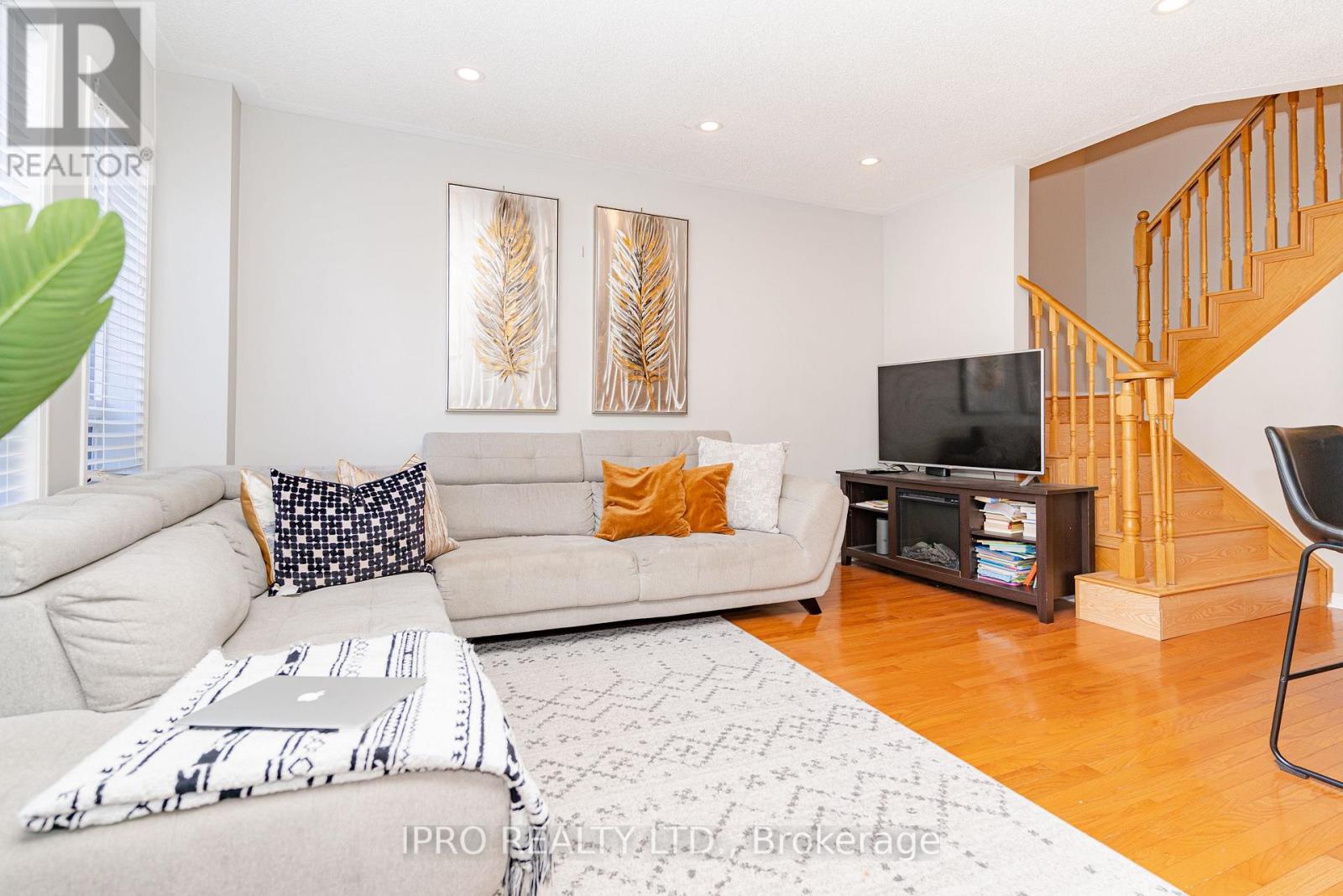 121 LIVINGSTON RD