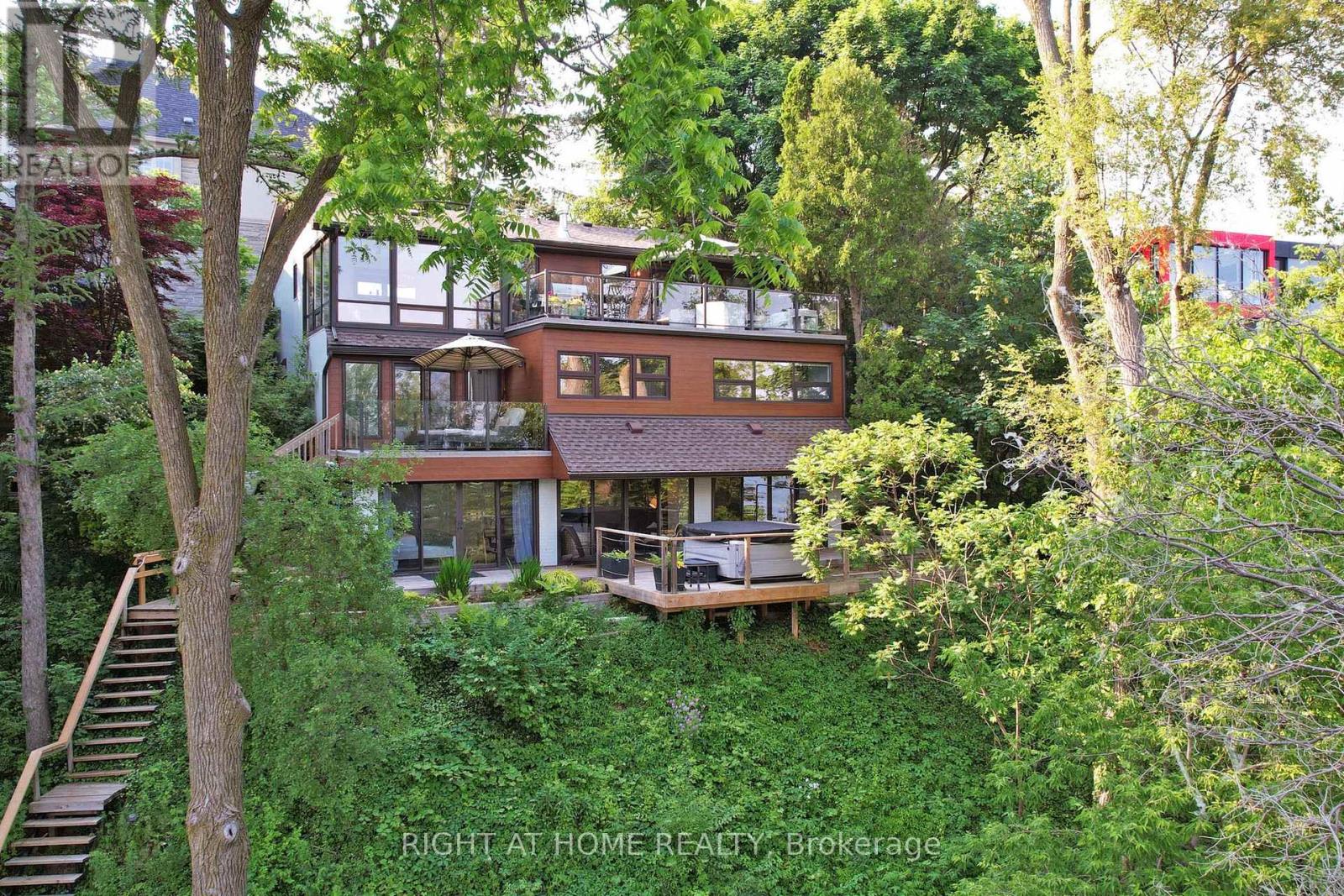 868 DANFORTH PL