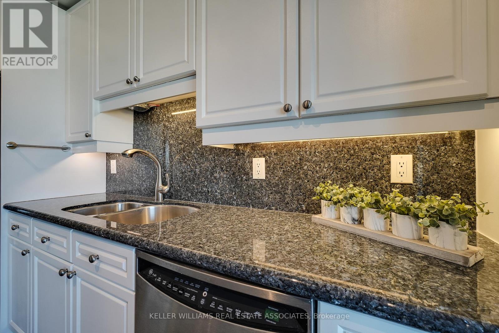 #511 -65 PORT ST E, #511