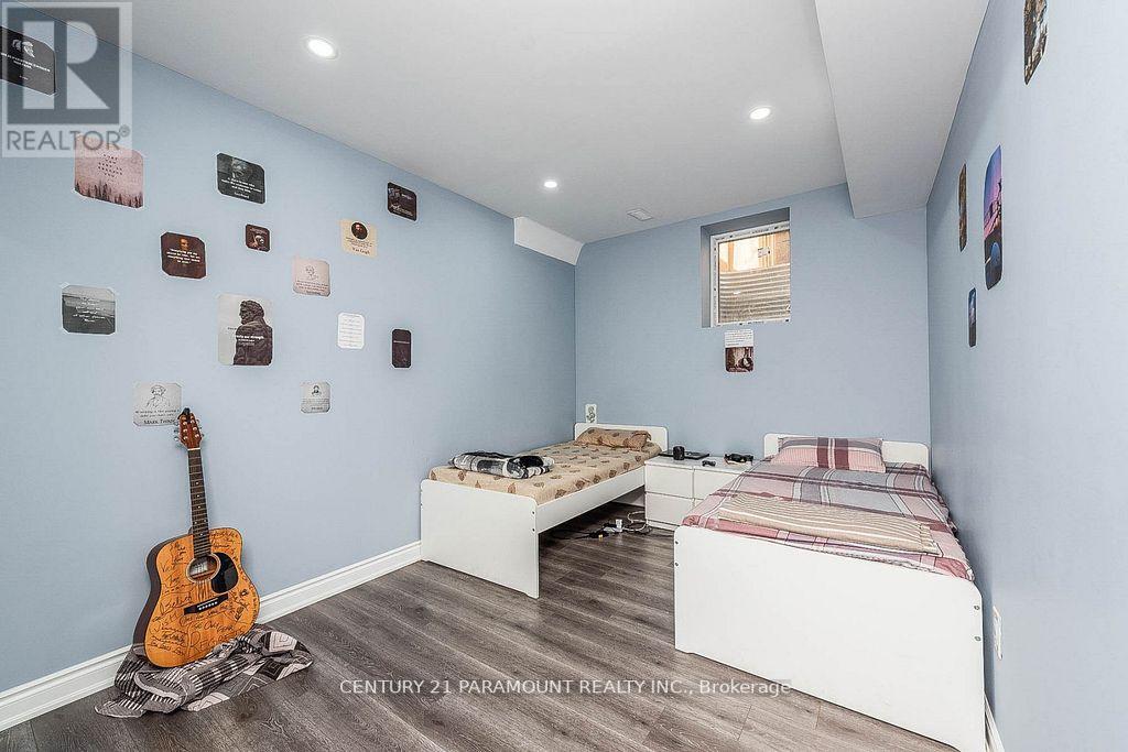 28 LOWELL CRES