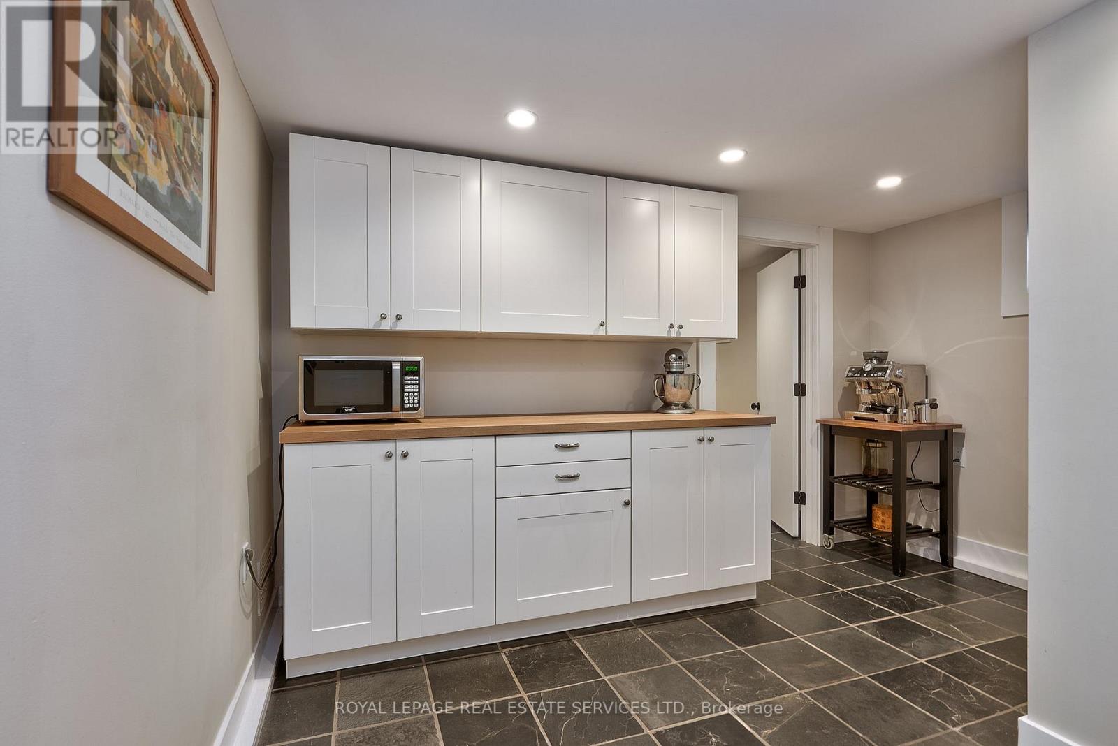 389 RIVER SIDE DR