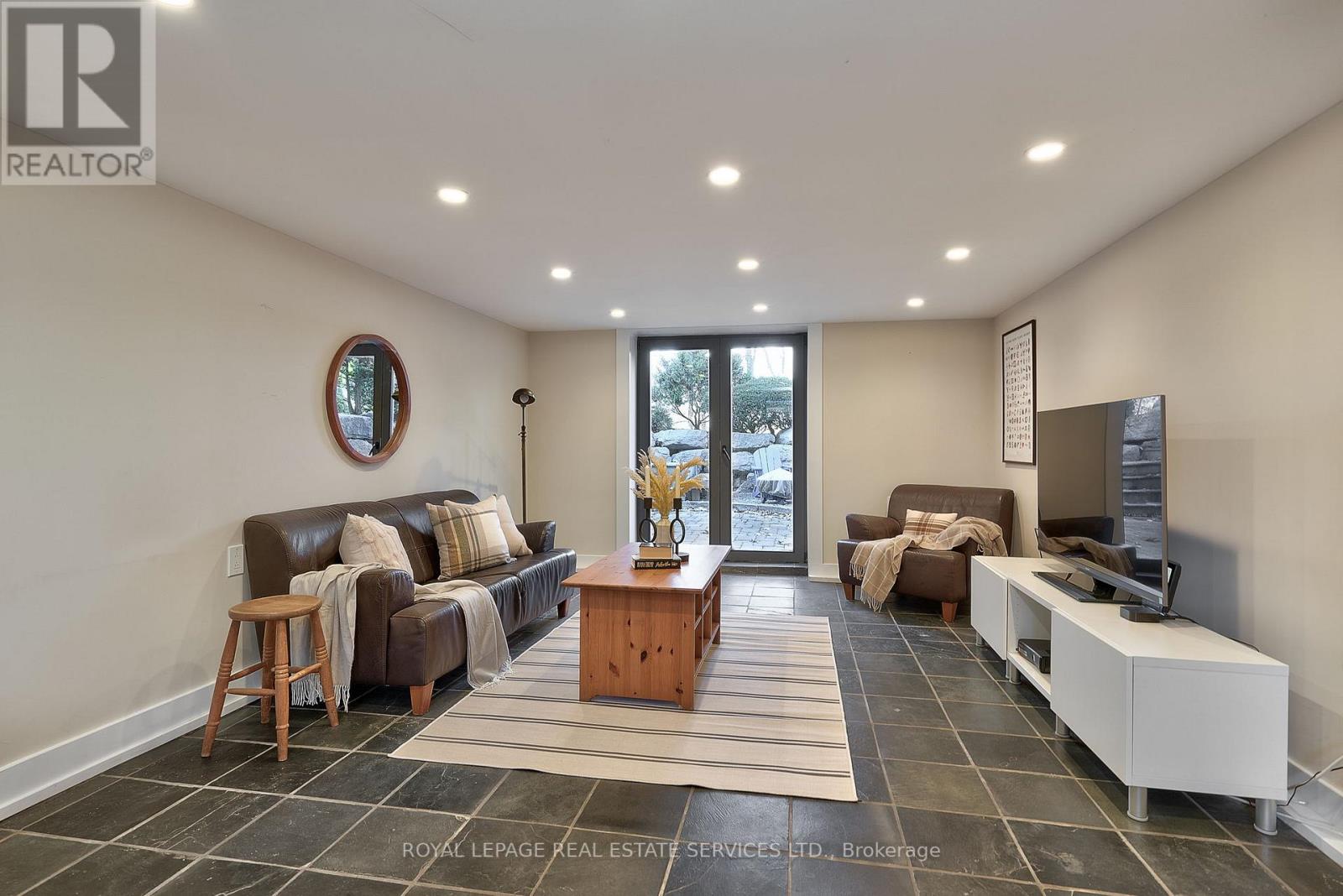 389 RIVER SIDE DR