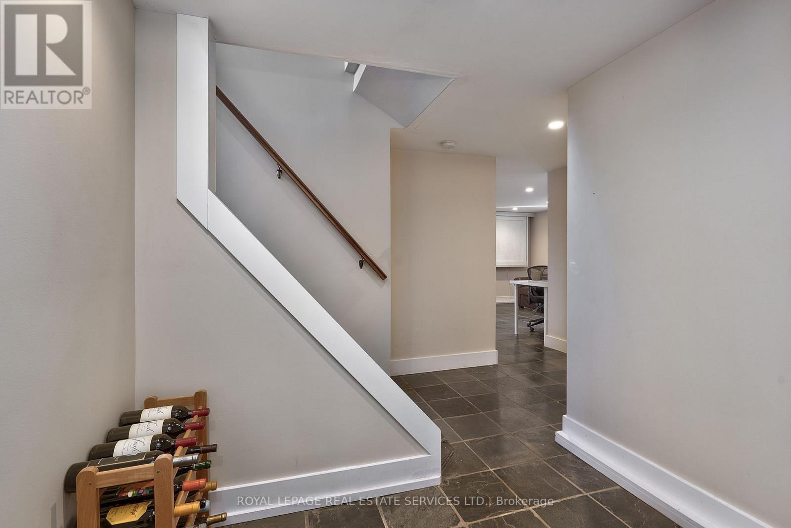 389 RIVER SIDE DR