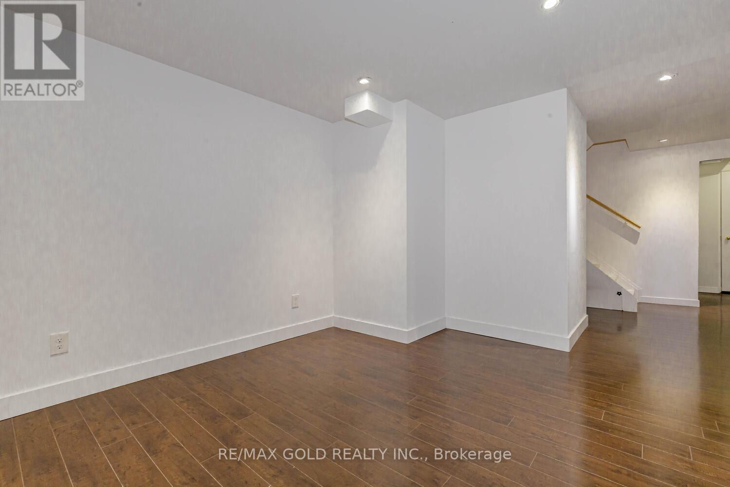 920 LEDBURY CRES