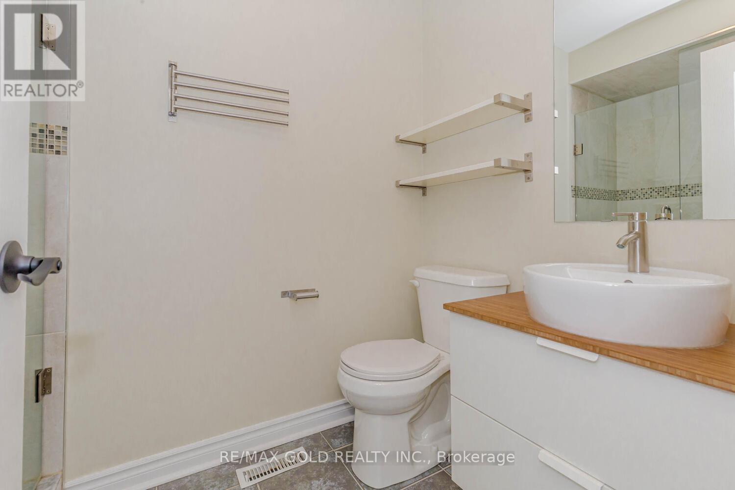 920 LEDBURY CRES