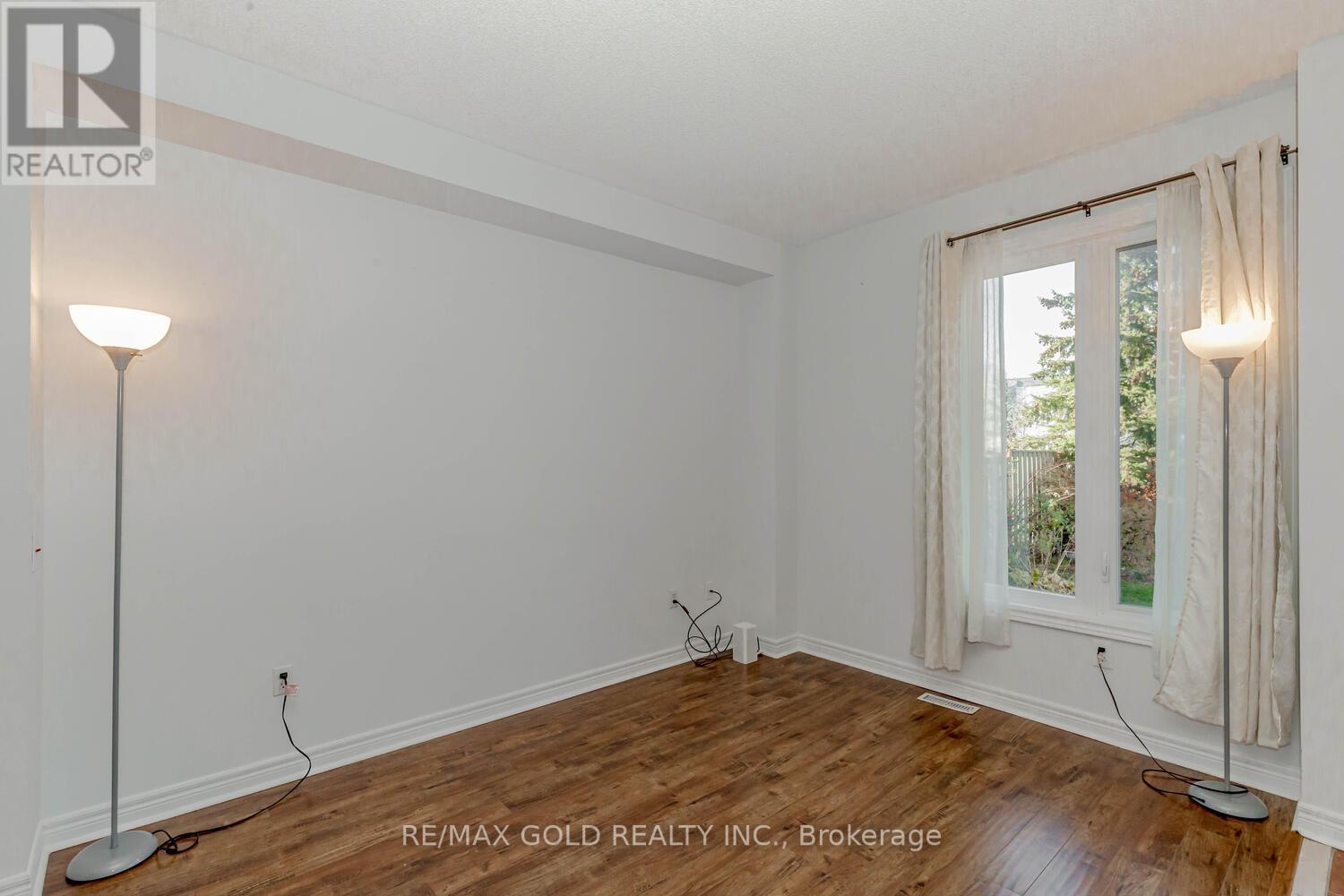 920 LEDBURY CRES