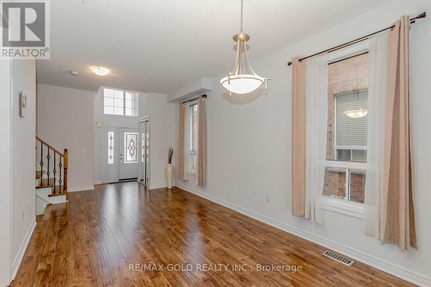 920 LEDBURY CRES