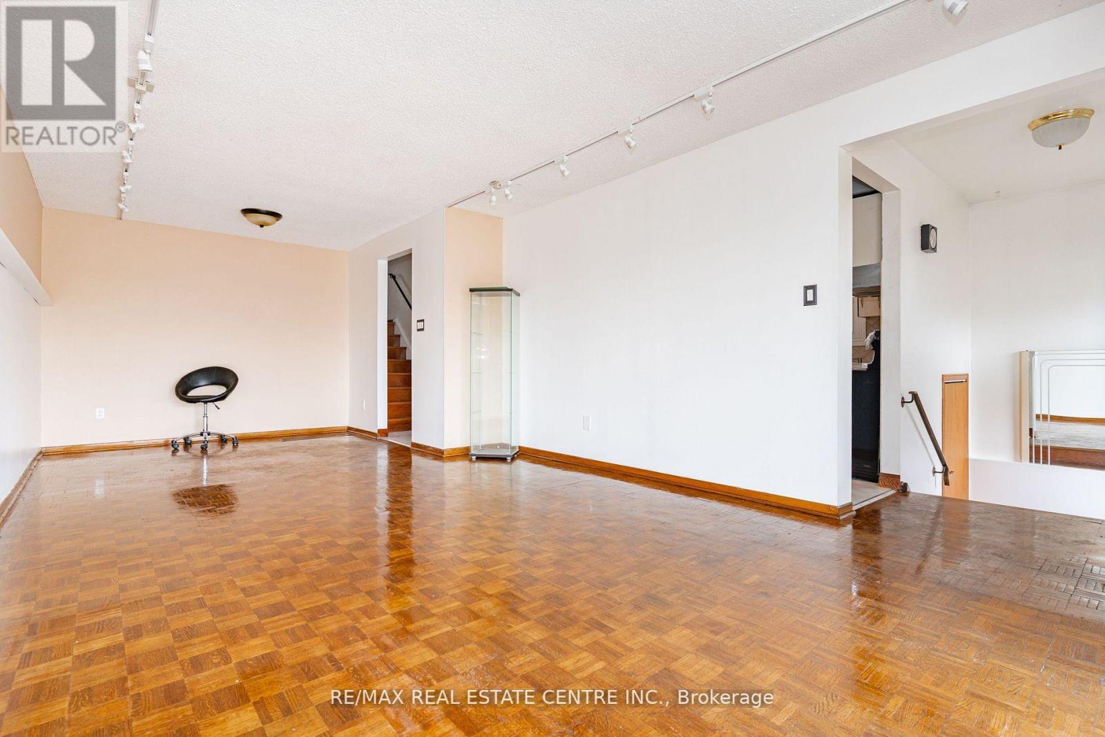 60 FALLWAY RD