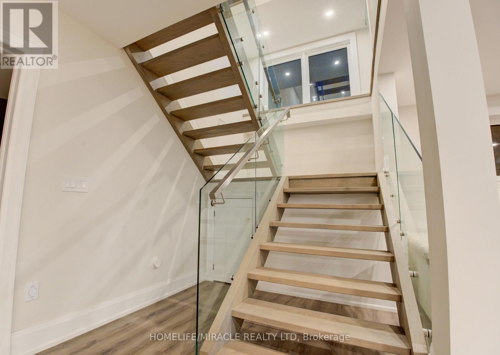 297 SAVOY CRES