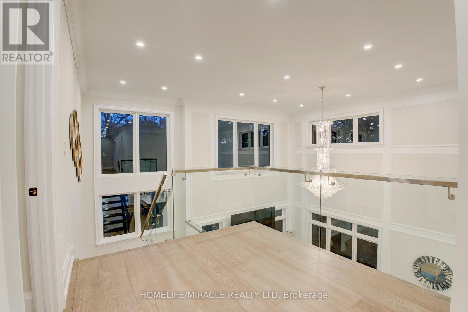 297 SAVOY CRES
