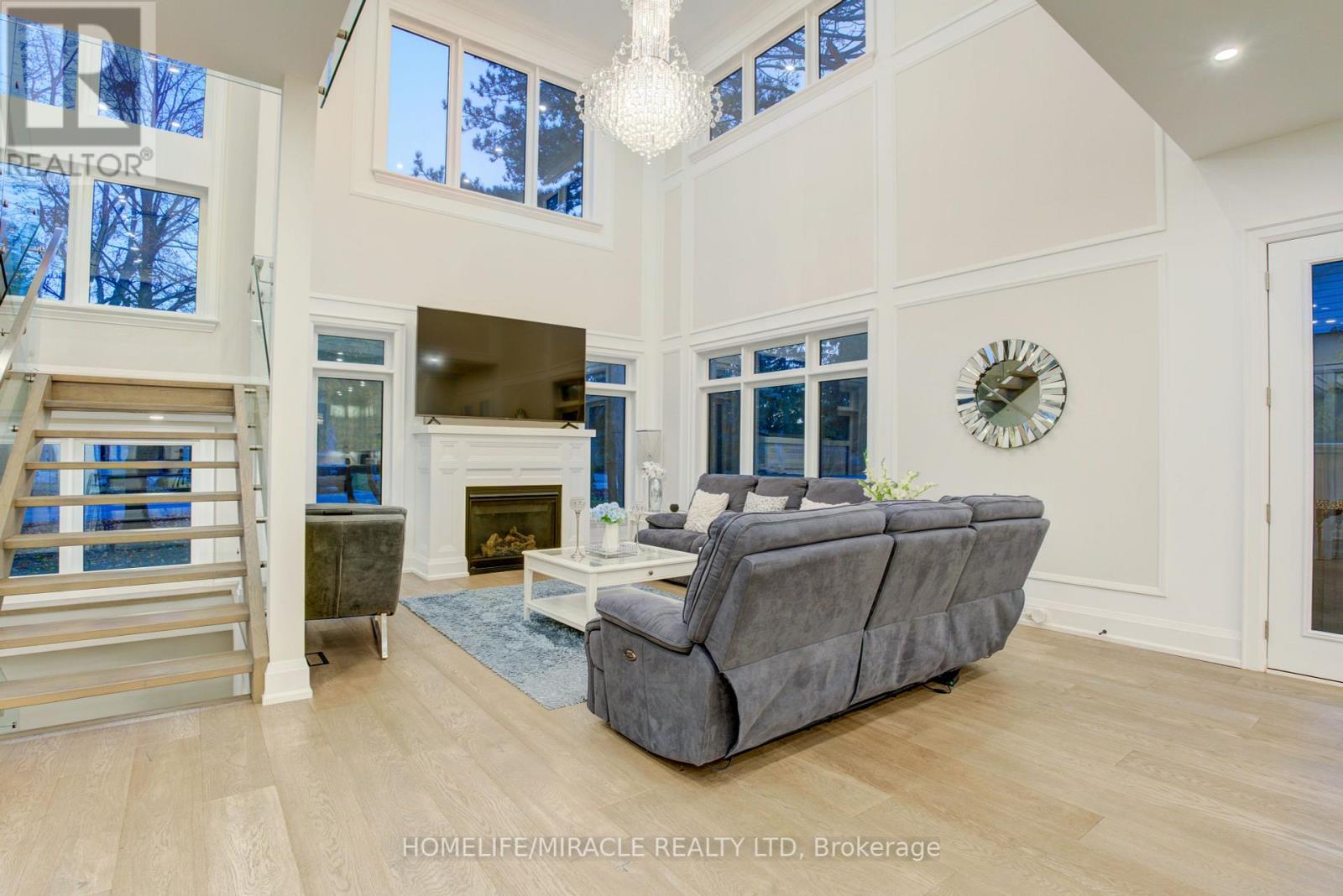 297 SAVOY CRES