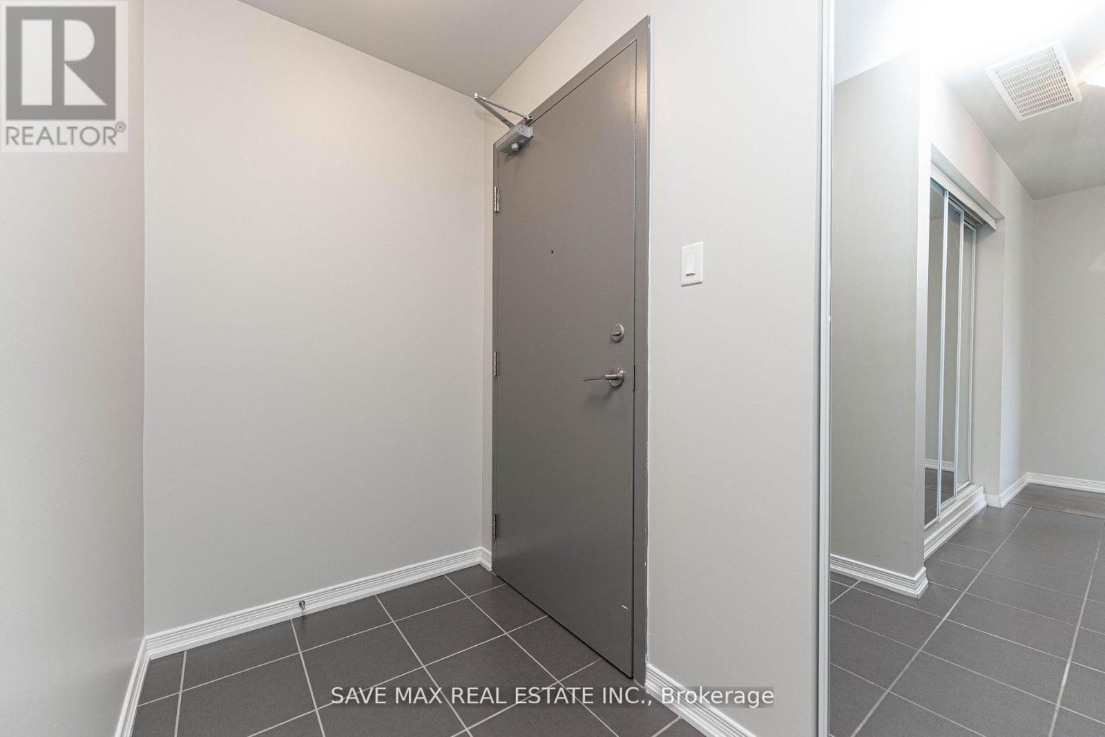 #404 -54 SKY HARBOUR DR, #404