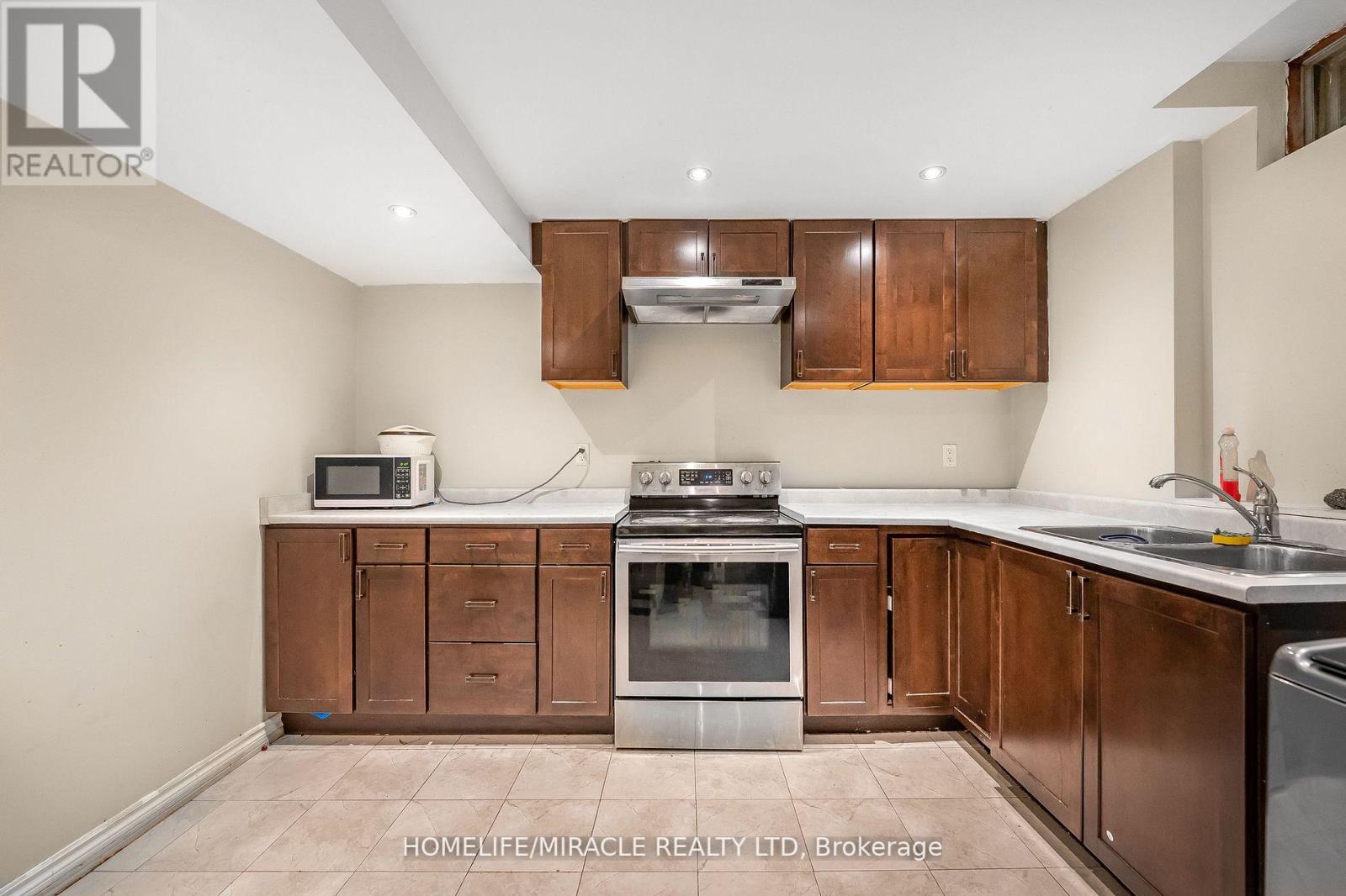 229 VODDEN ST W