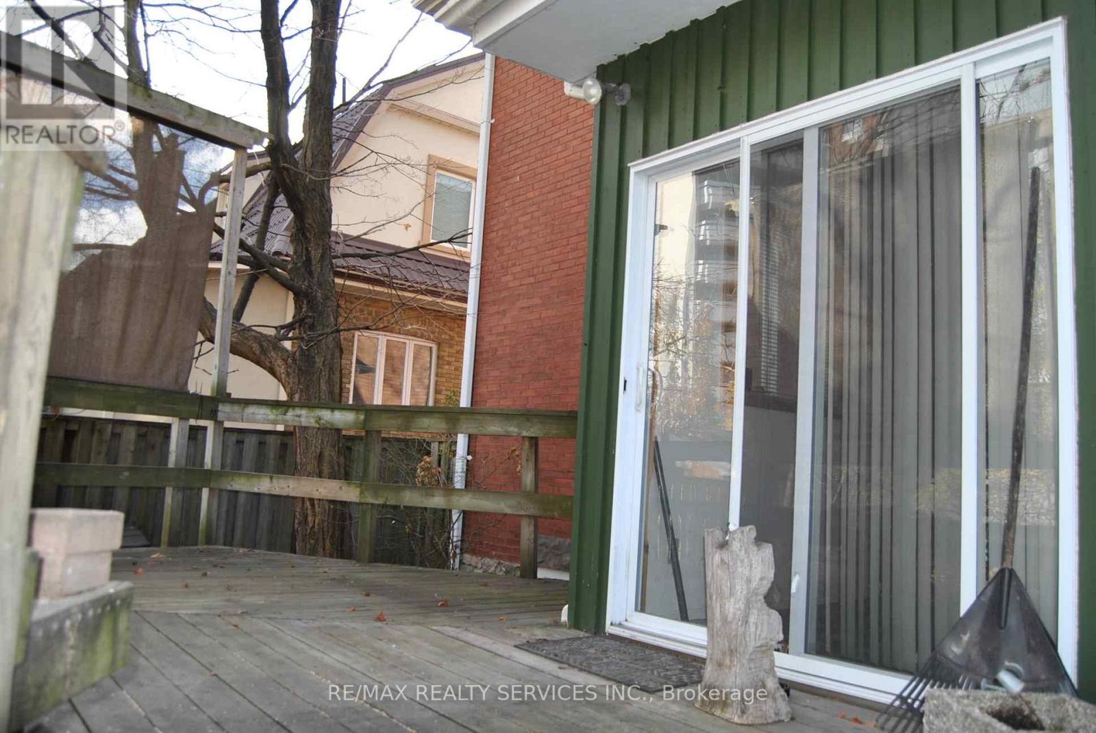 6 ELIZABETH ST S