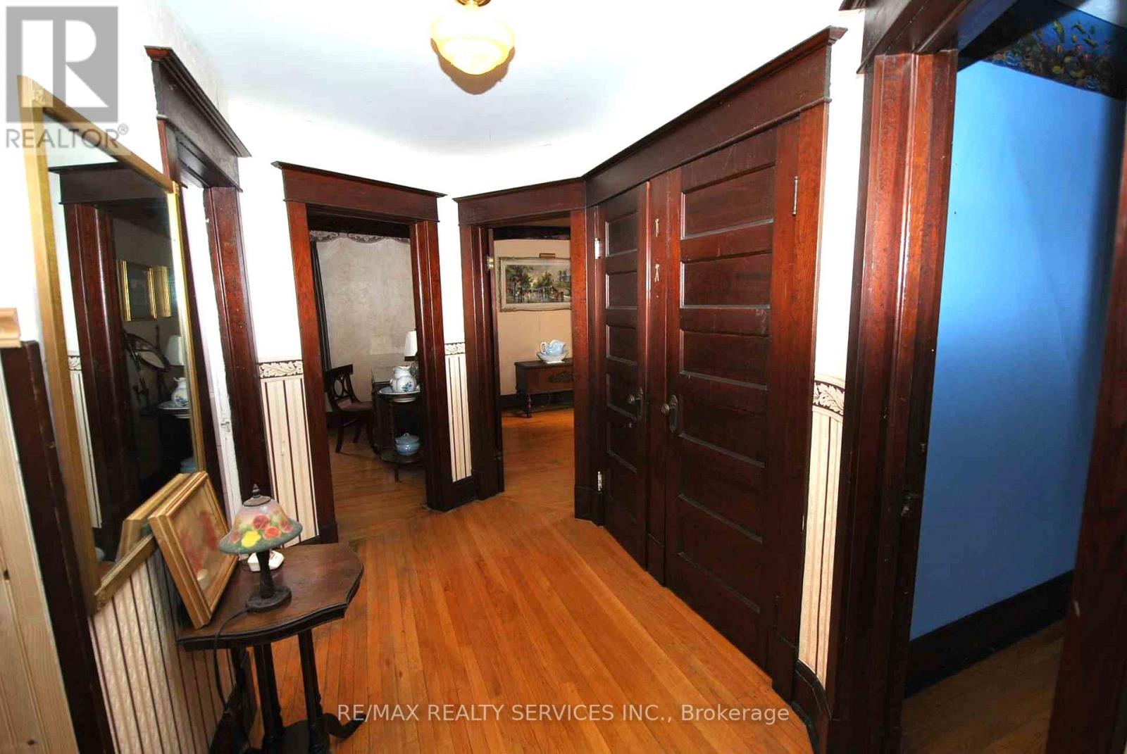 6 ELIZABETH ST S