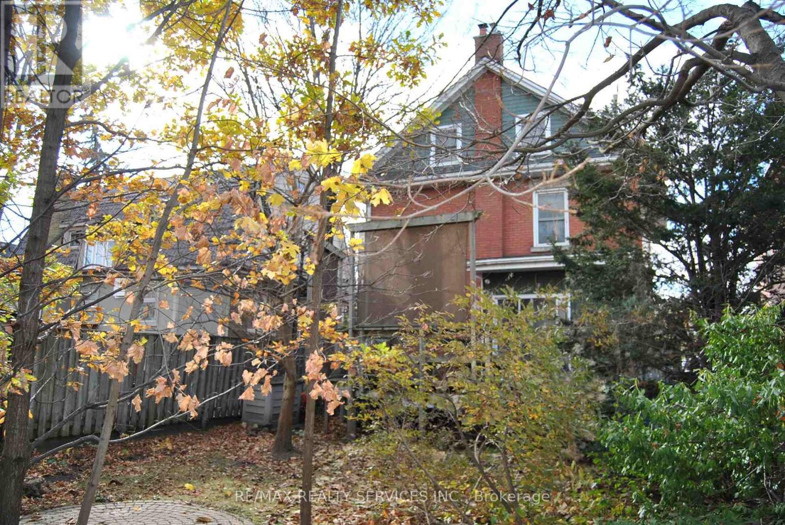 6 ELIZABETH ST S