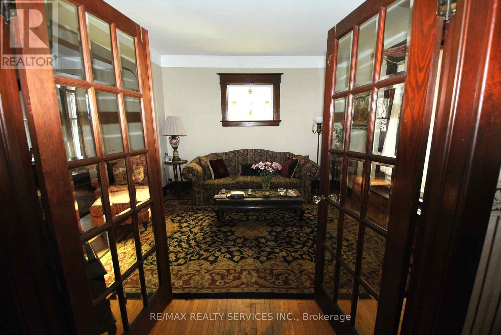 6 ELIZABETH ST S