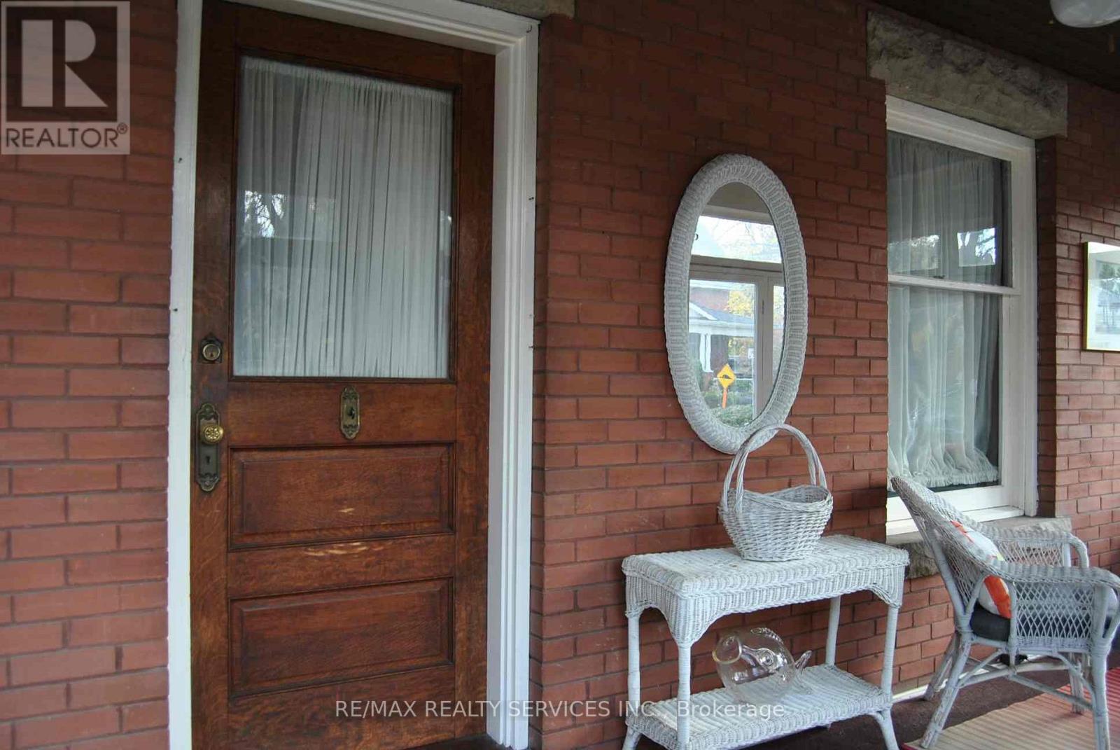 6 ELIZABETH ST S
