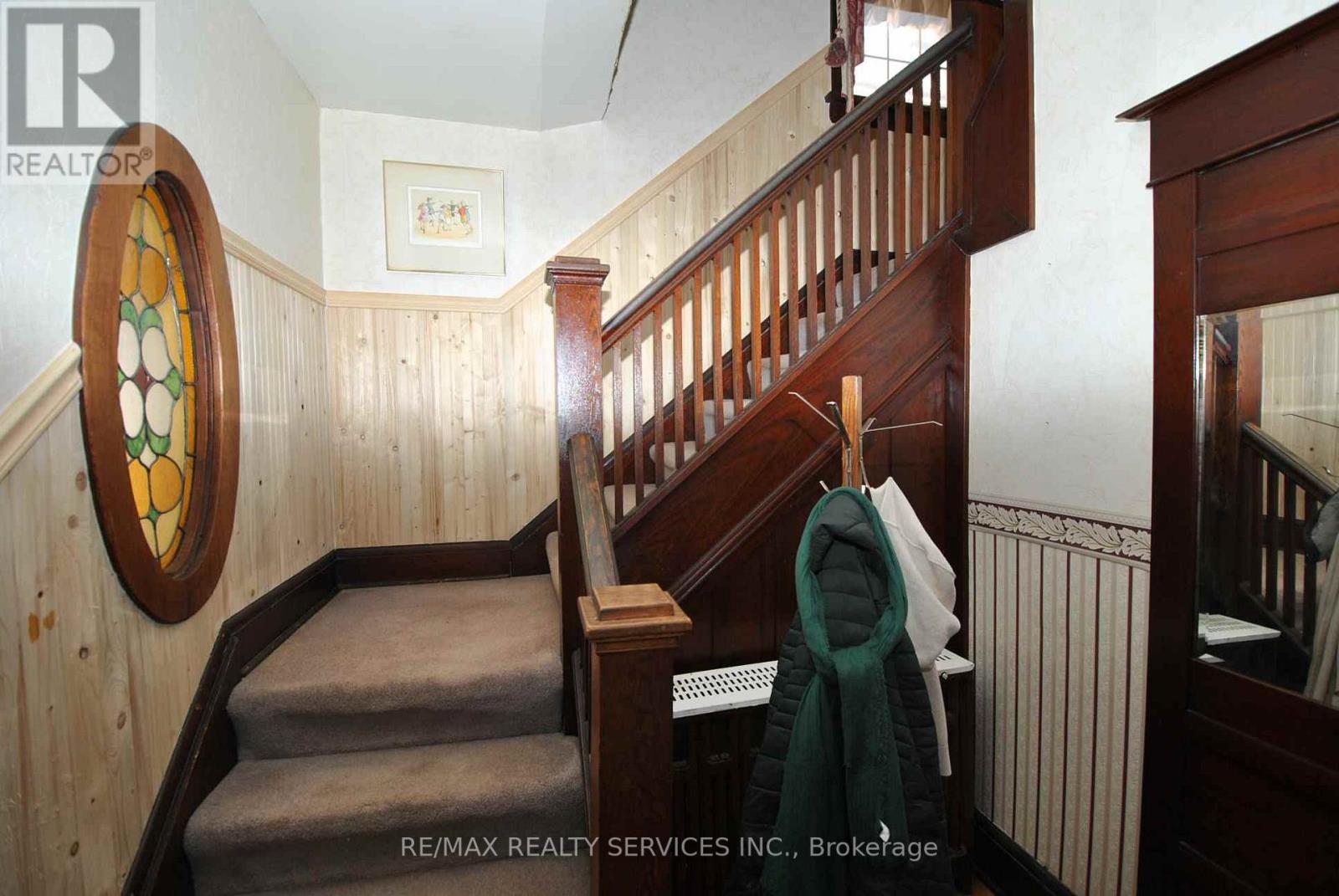 6 ELIZABETH ST S