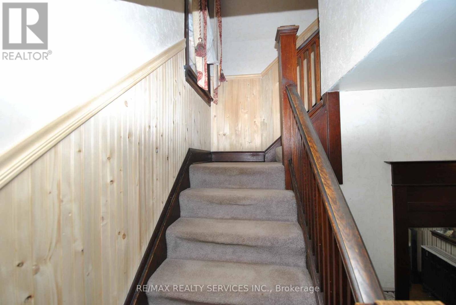 6 ELIZABETH ST S