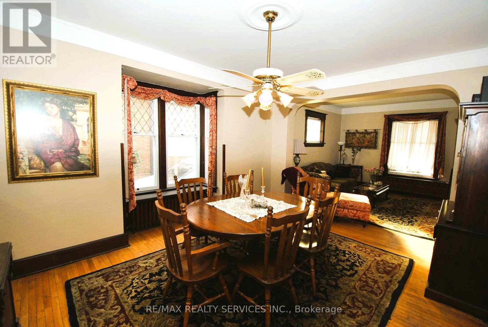 6 ELIZABETH ST S