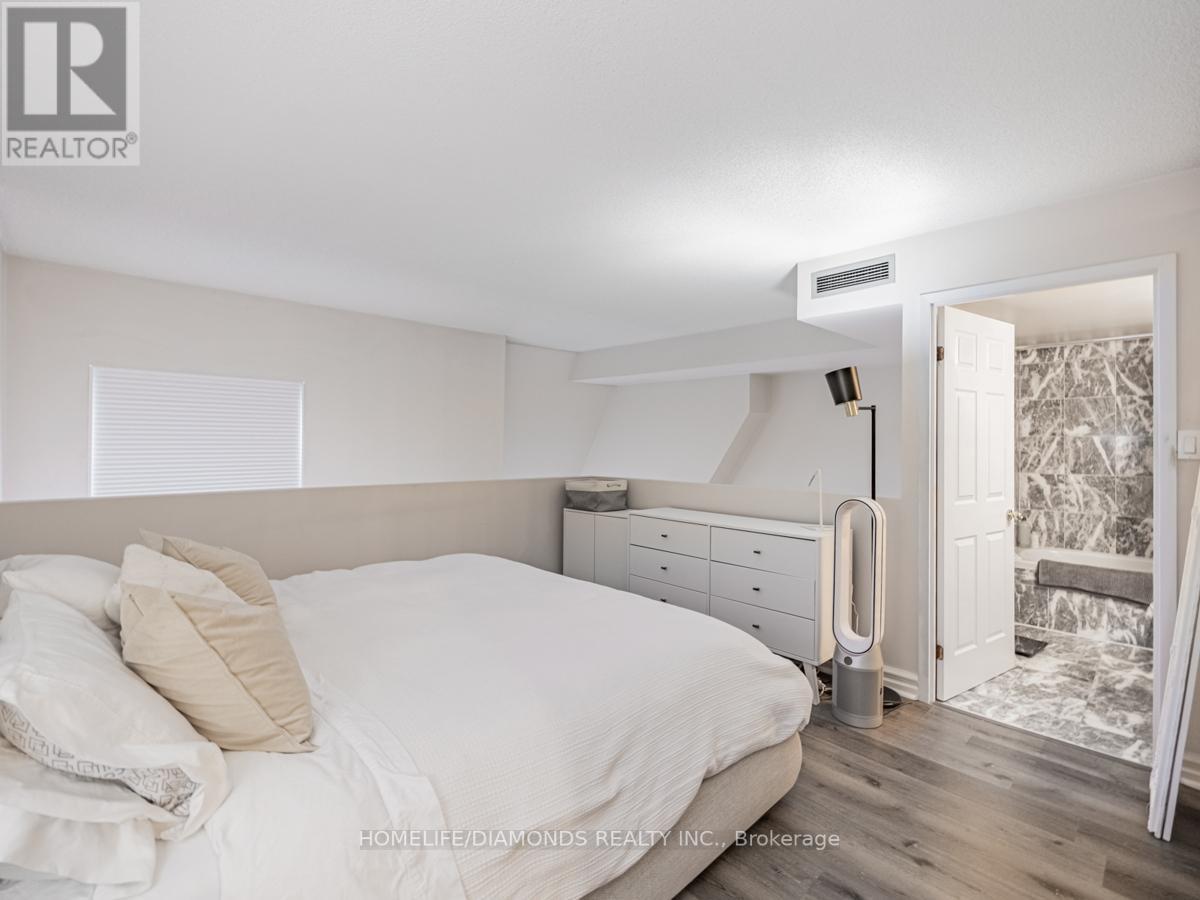 #403 -221 ROBINSON ST, #403