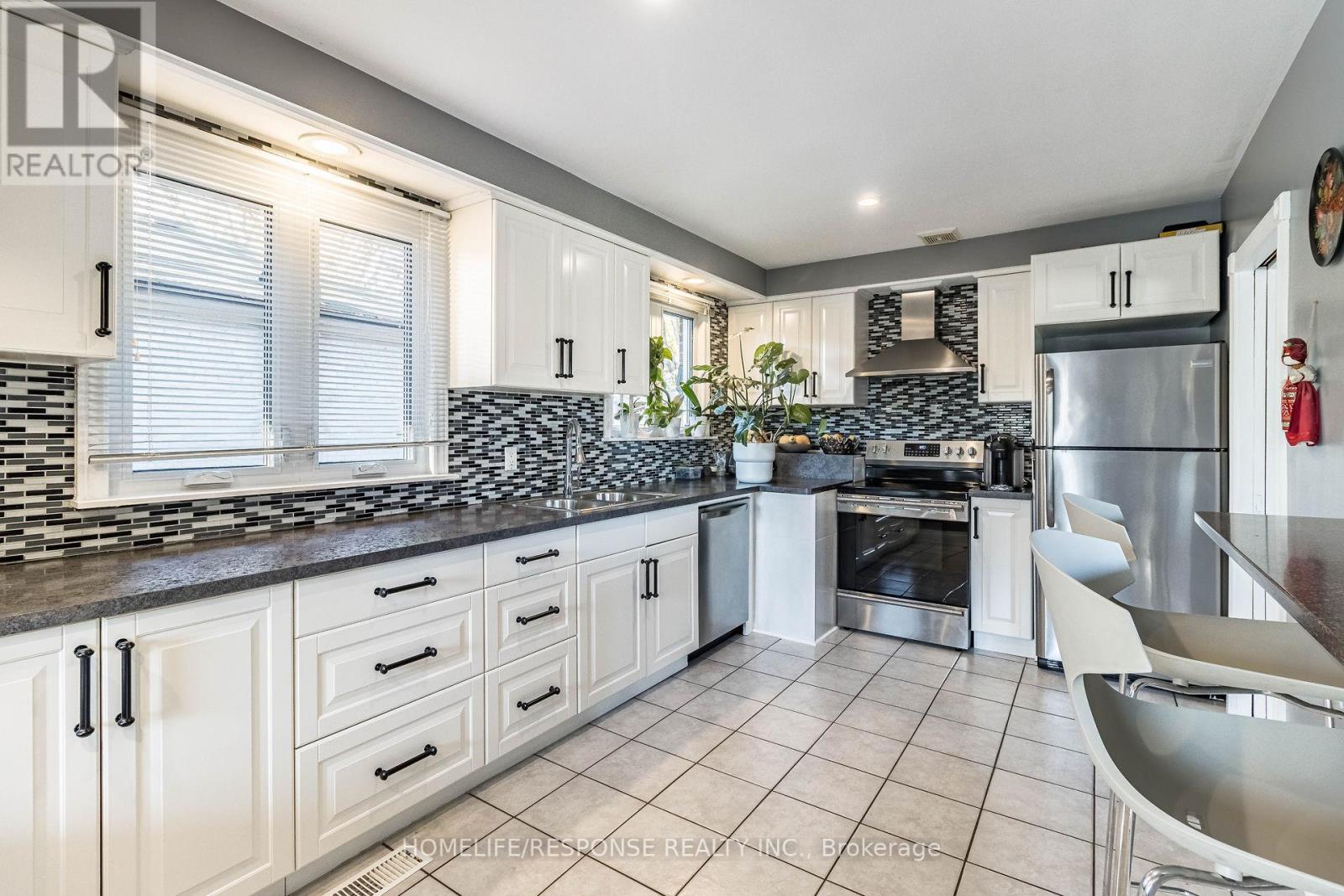 18 ARDSLEY ST