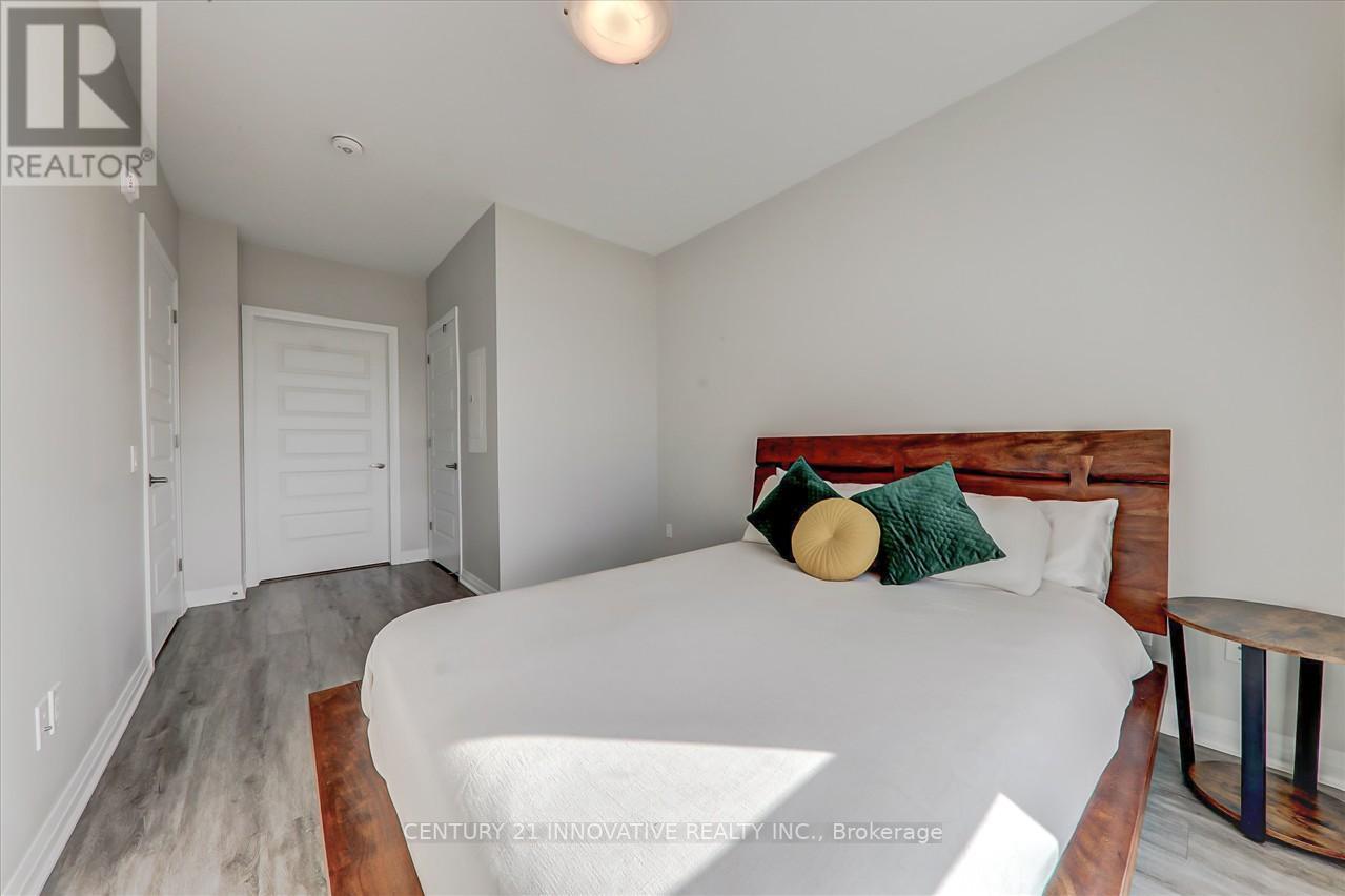 #422 -95 DUNDAS ST W, #422