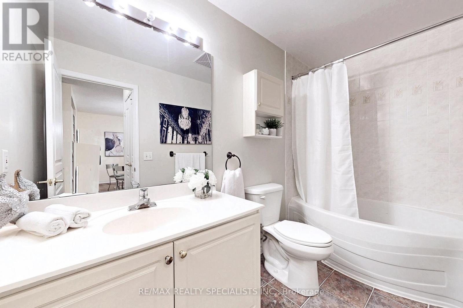 #101 -200 BURNHAMTHORPE RD E, #101