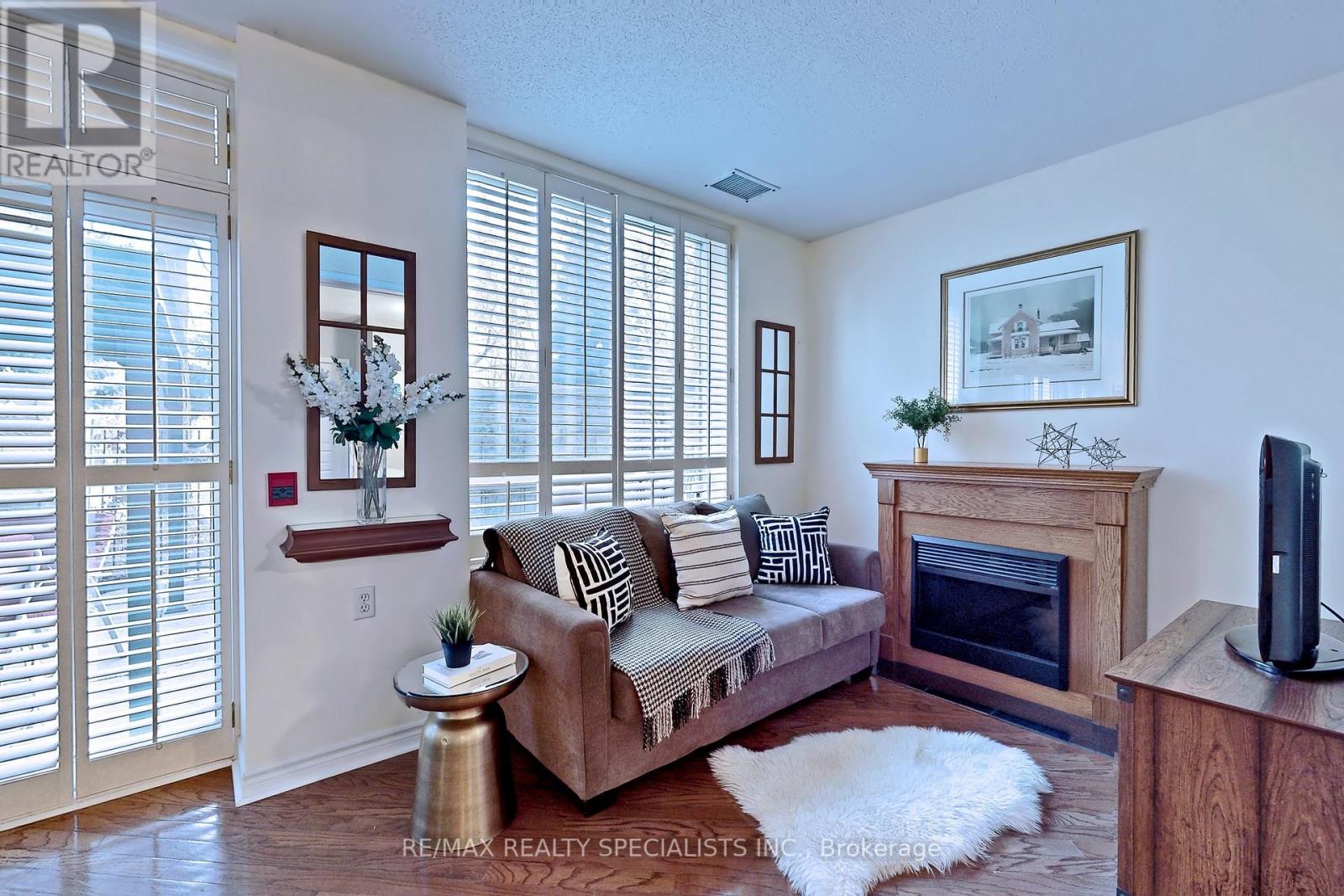 #101 -200 BURNHAMTHORPE RD E, #101
