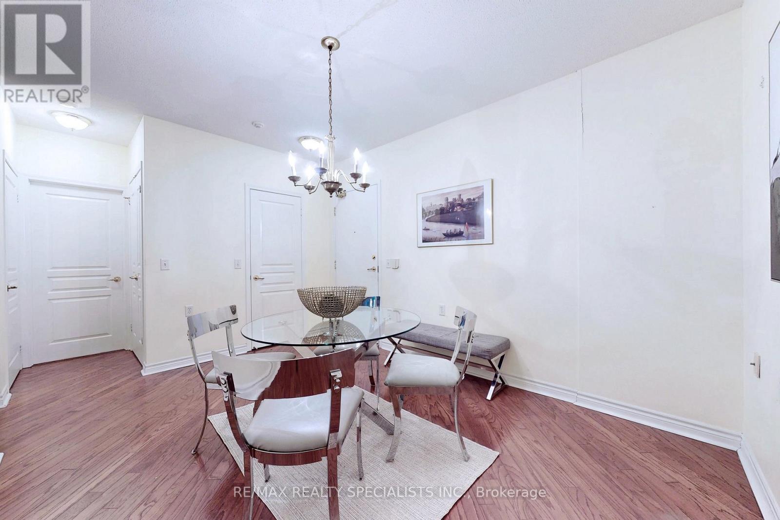 #101 -200 BURNHAMTHORPE RD E, #101