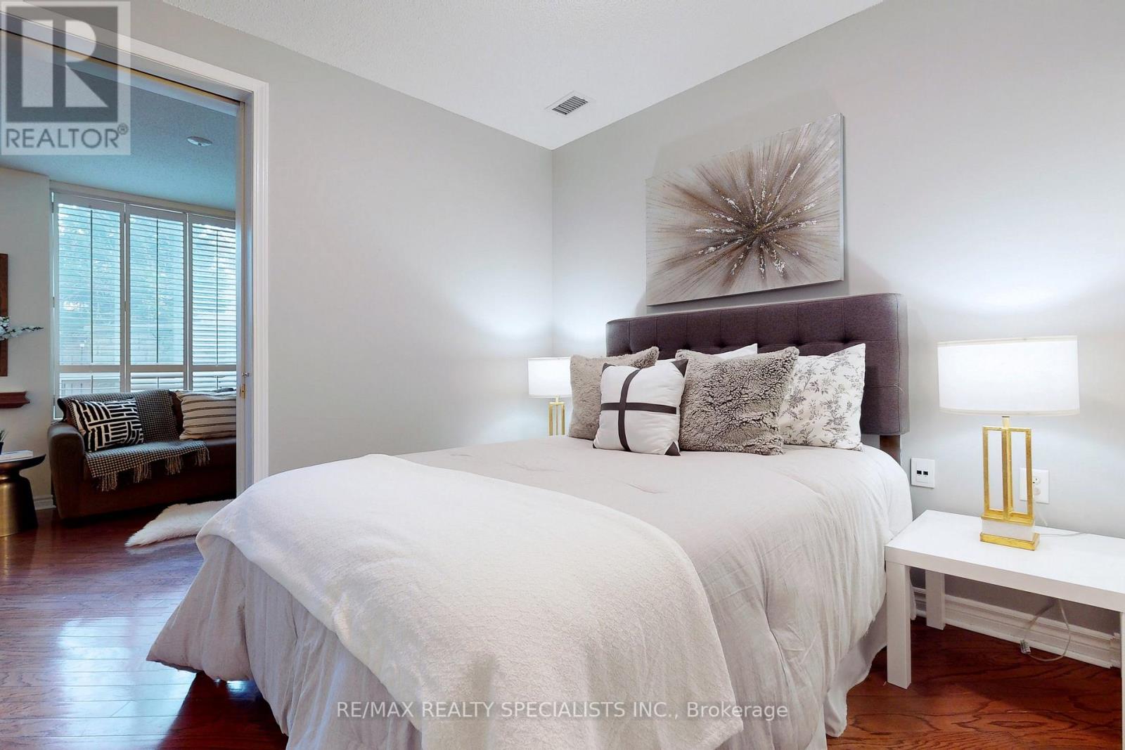 #101 -200 BURNHAMTHORPE RD E, #101