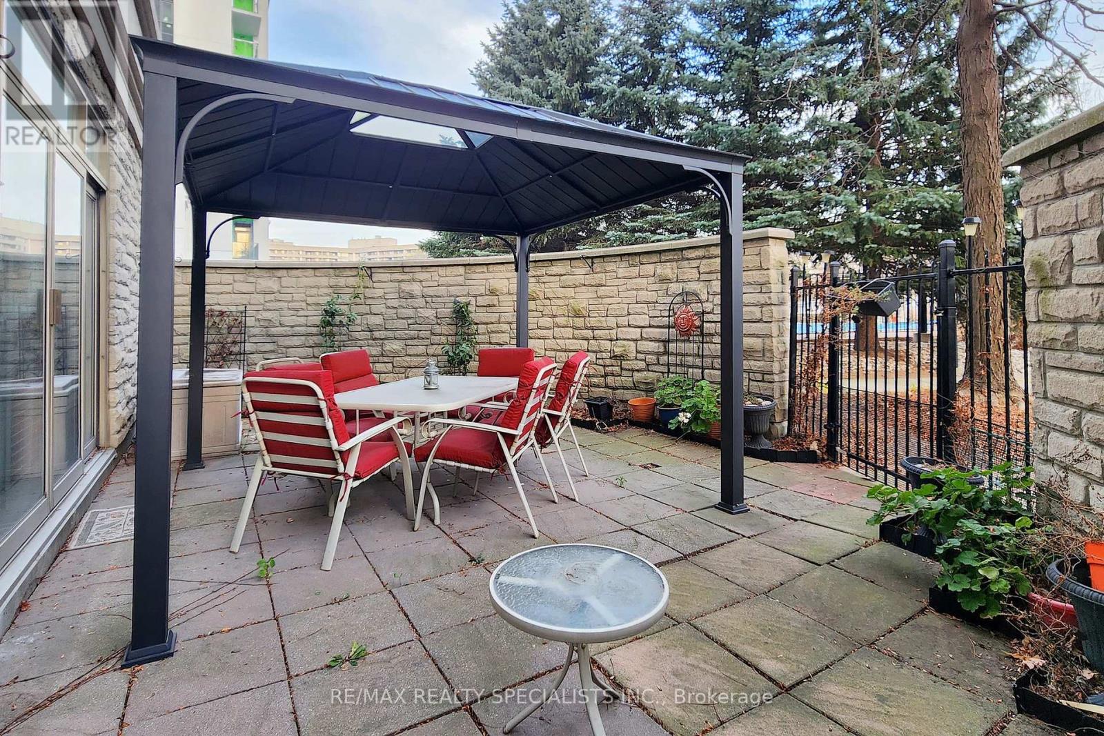 #101 -200 BURNHAMTHORPE RD E, #101