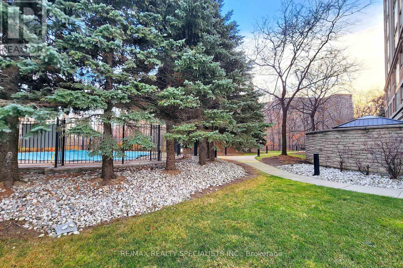 #101 -200 BURNHAMTHORPE RD E, #101