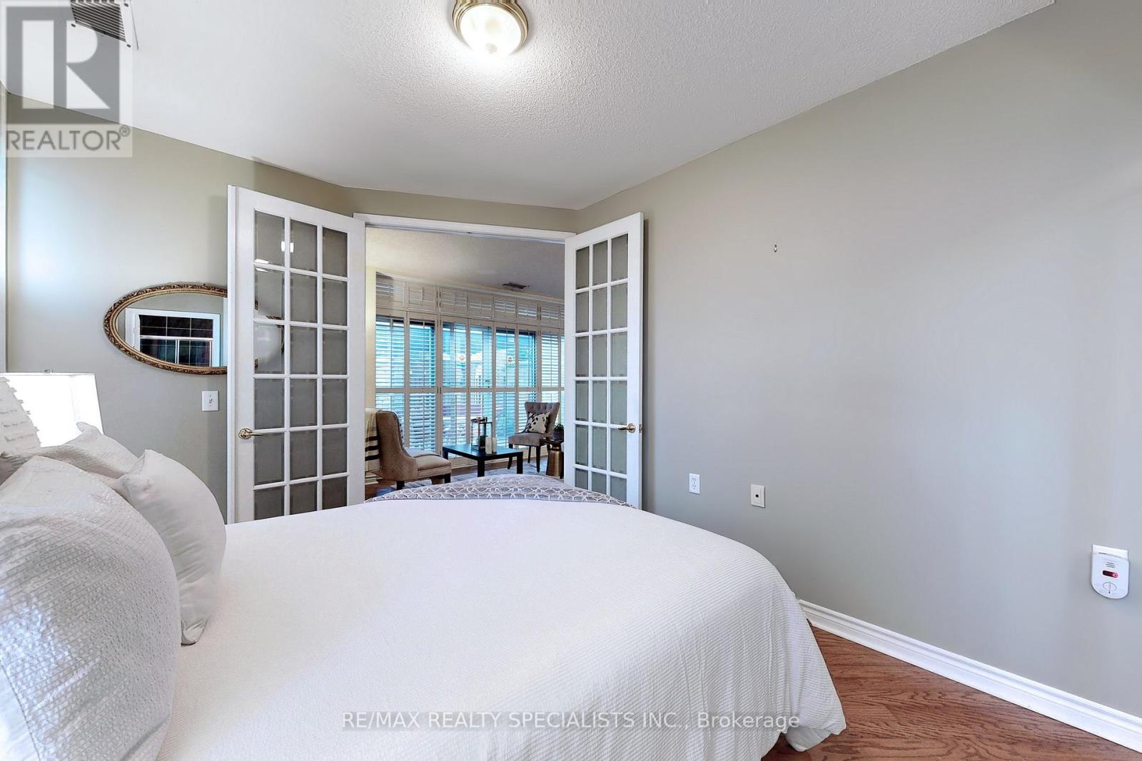 #101 -200 BURNHAMTHORPE RD E, #101