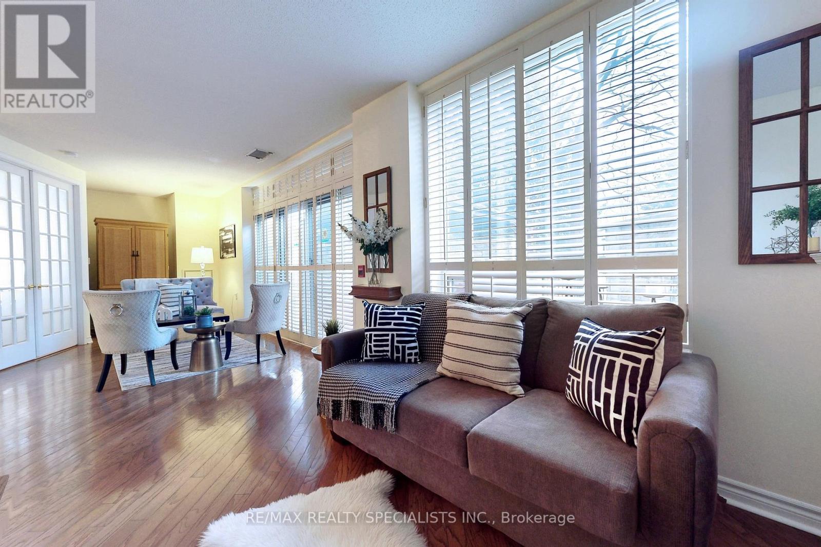 #101 -200 BURNHAMTHORPE RD E, #101