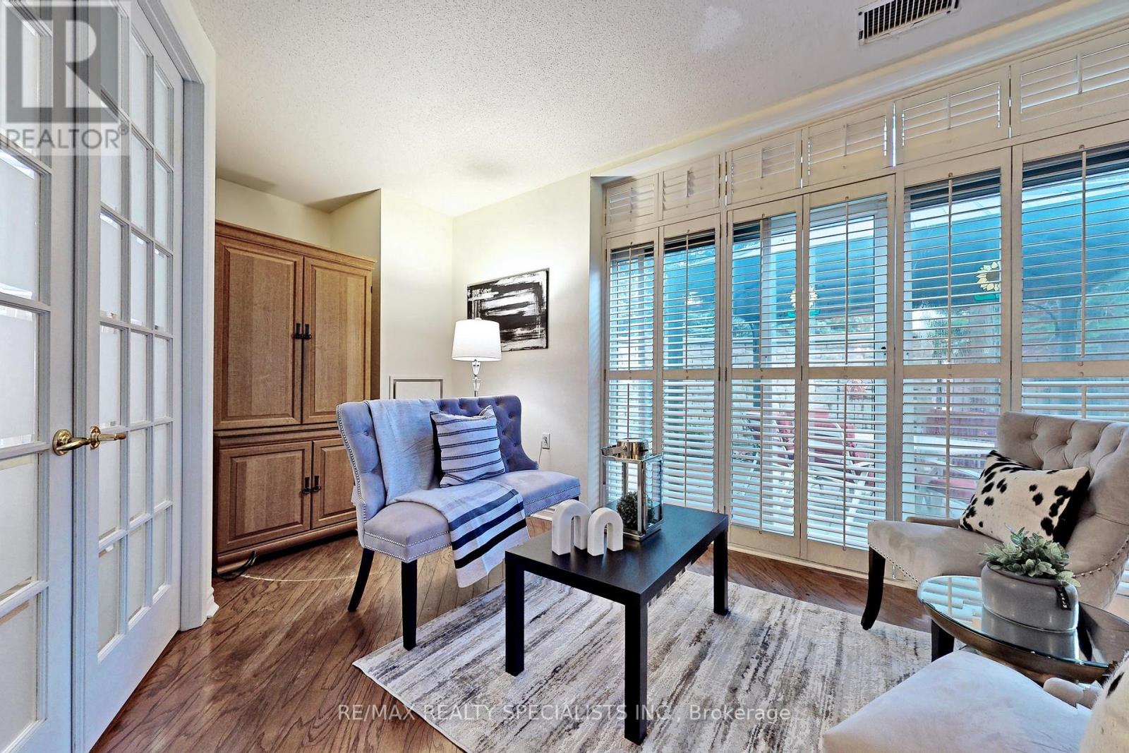 #101 -200 BURNHAMTHORPE RD E, #101