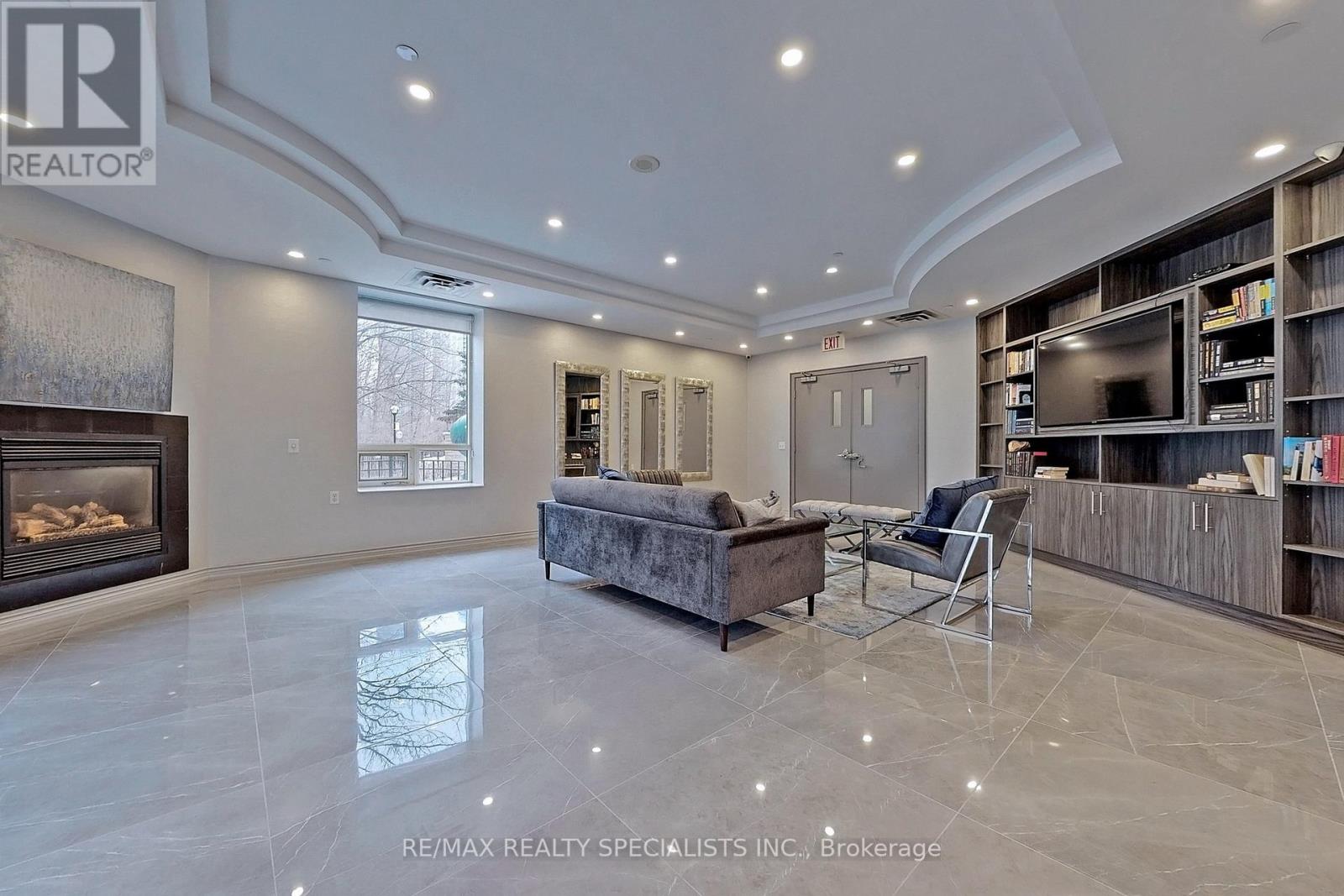 #101 -200 BURNHAMTHORPE RD E, #101