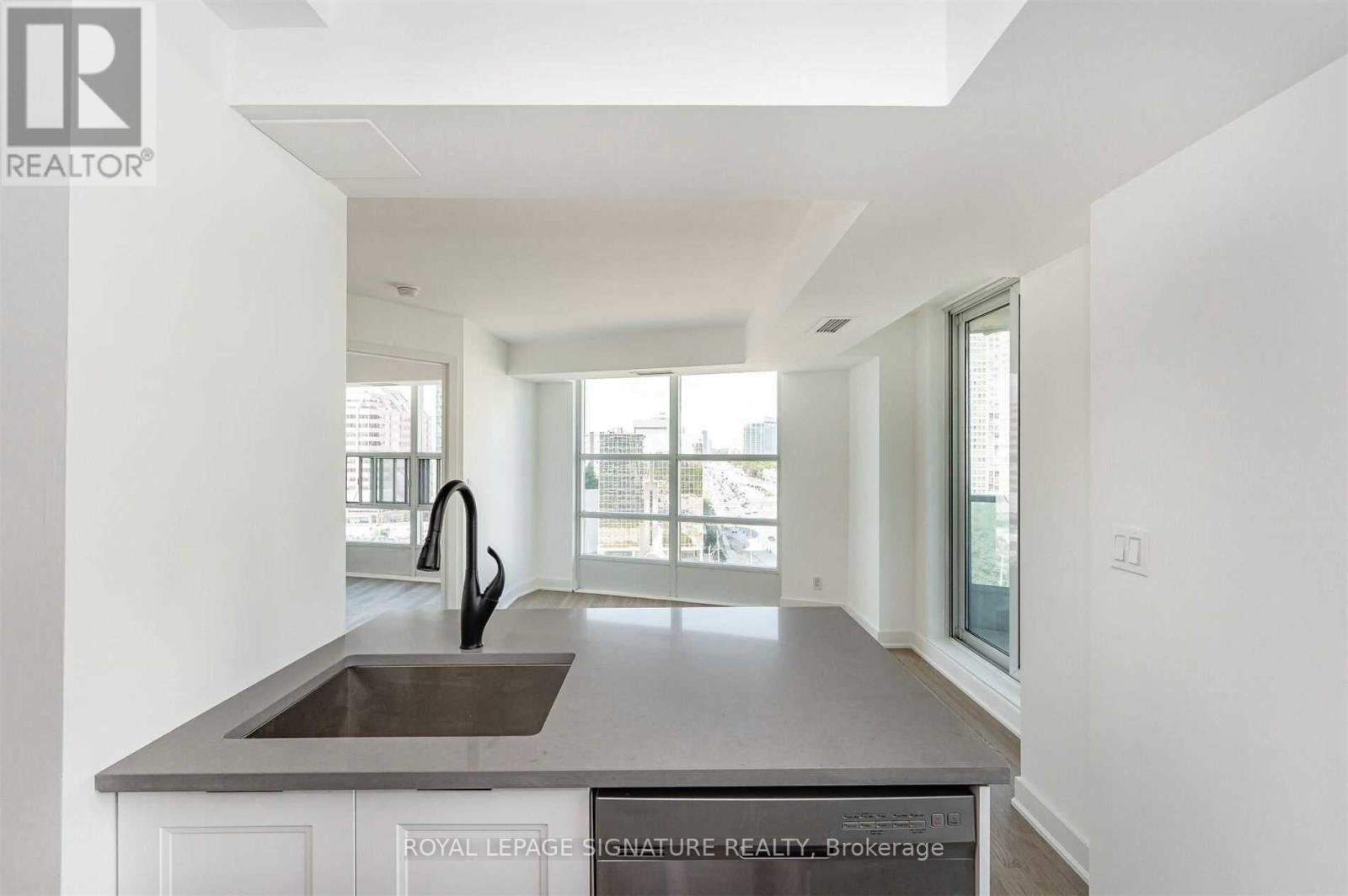 #1211 -1 ELM DR W, #1211