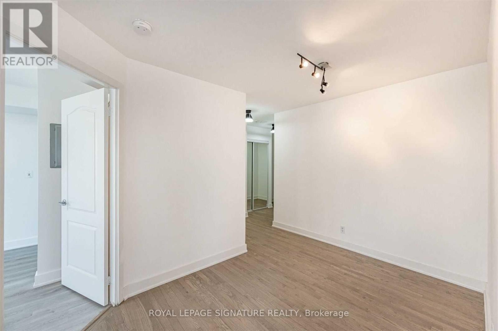 #1211 -1 ELM DR W, #1211