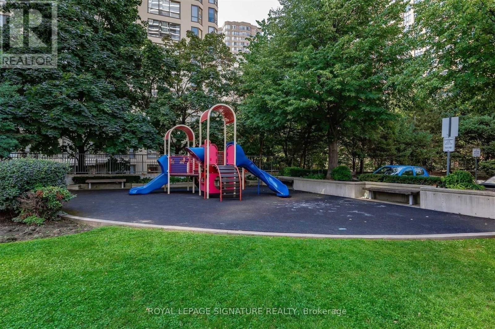 #1211 -1 ELM DR W, #1211