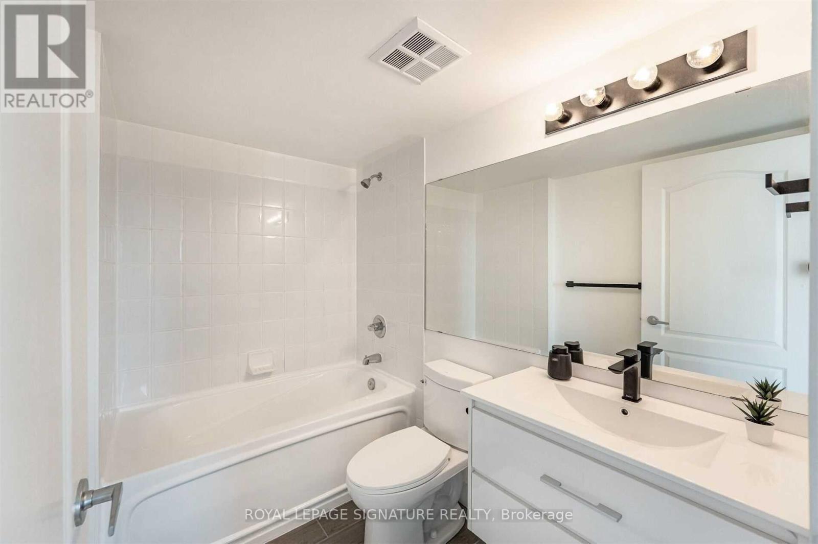 #1211 -1 ELM DR W, #1211