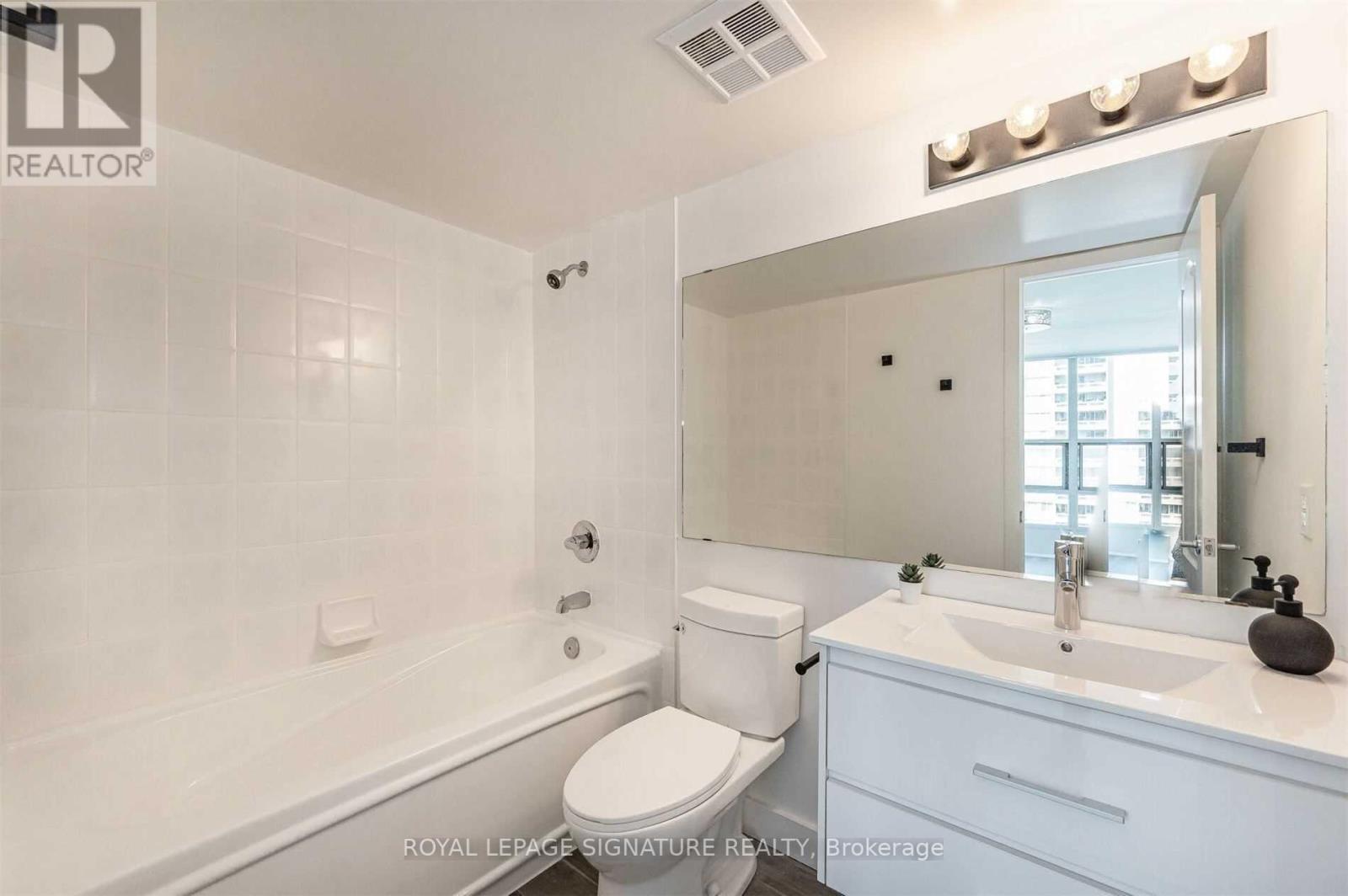 #1211 -1 ELM DR W, #1211