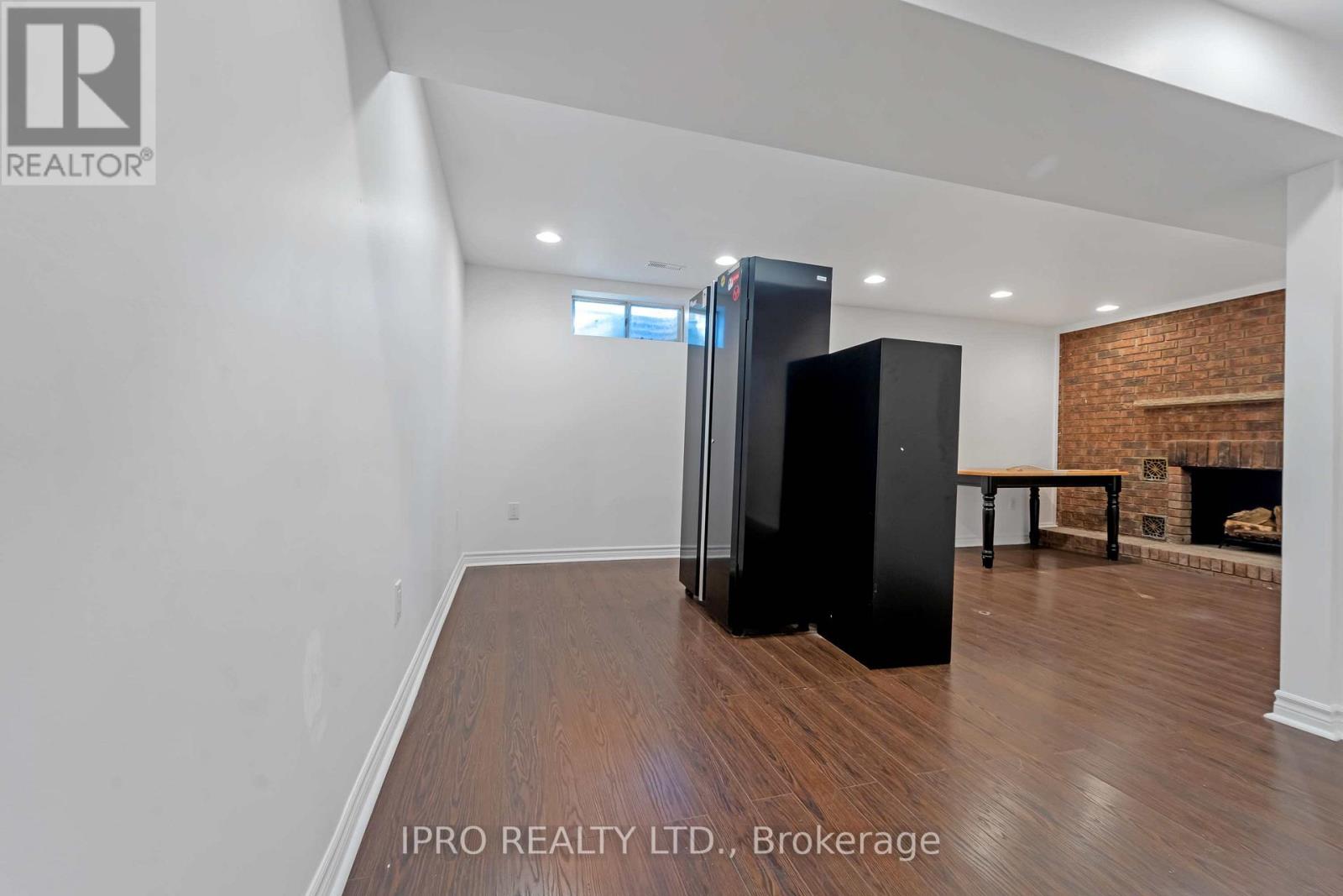 76 LONGBOURNE CRES