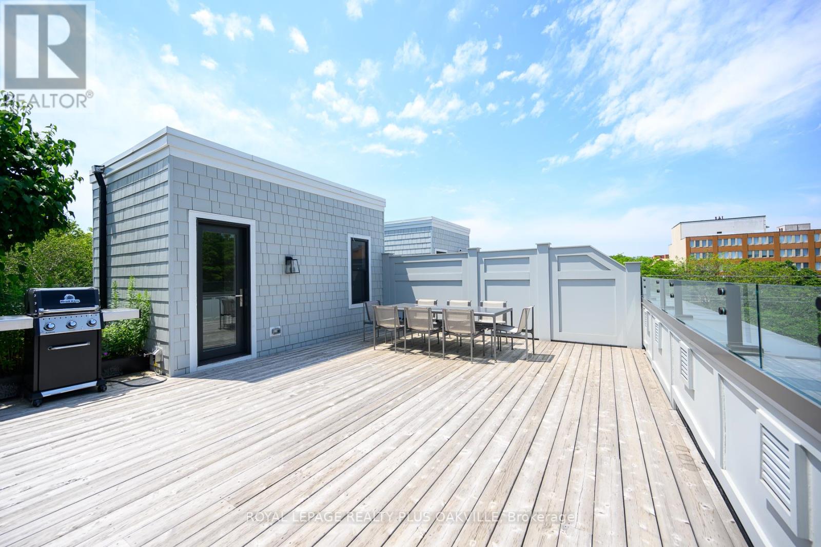 #2 -336 ROBINSON ST, #2