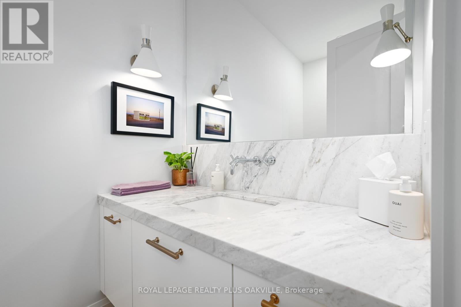 #2 -336 ROBINSON ST, #2