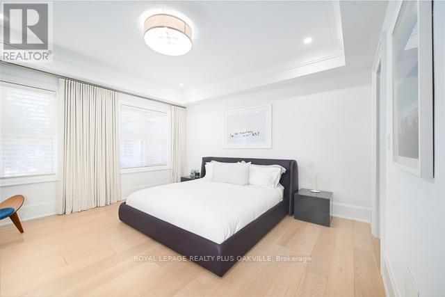 #2 -336 ROBINSON ST, #2