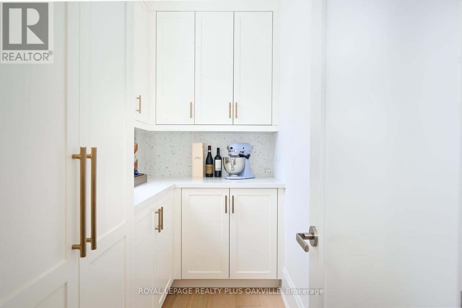 #2 -336 ROBINSON ST, #2