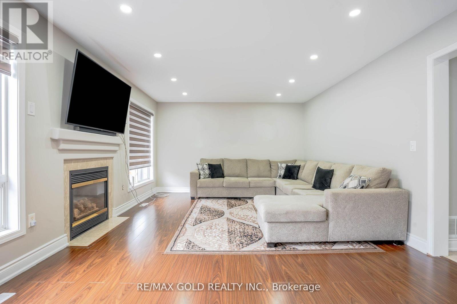 8 UPSHALL DR