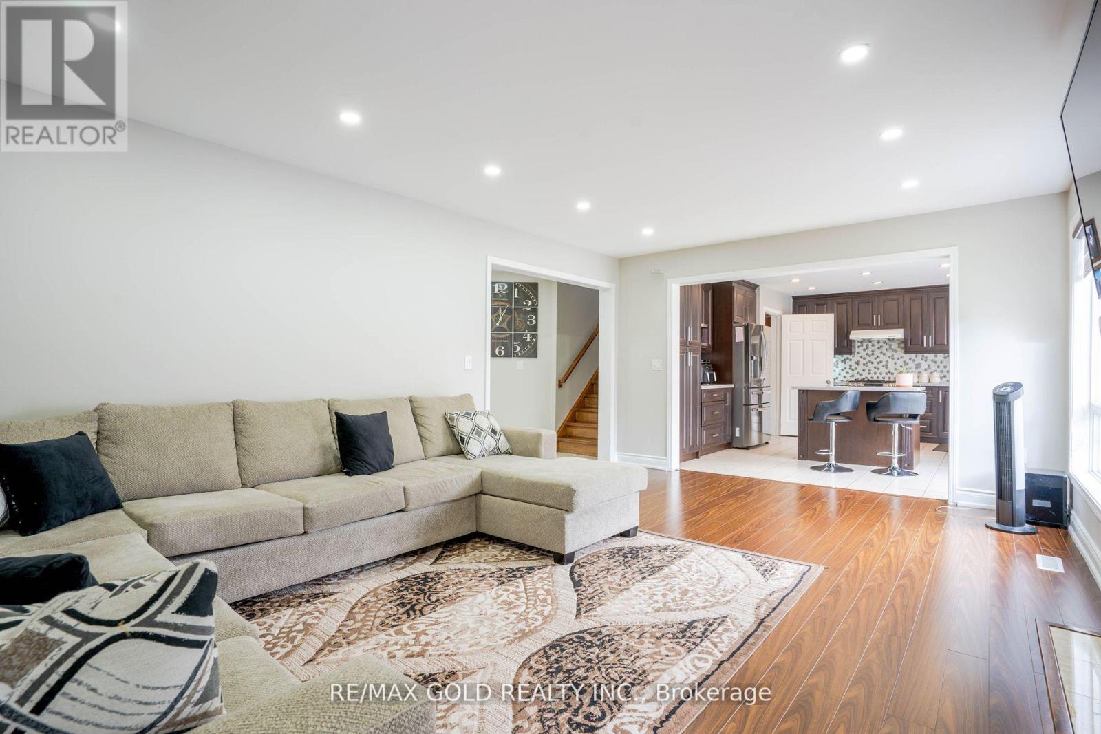 8 UPSHALL DR